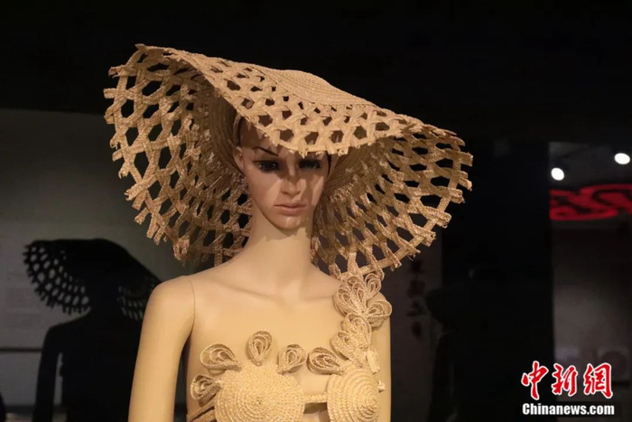 草编和服装设计元素的结合。大名县委宣传部 供图