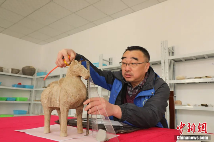 考古人员正在测量出土陶器。大名县委宣传部 供图