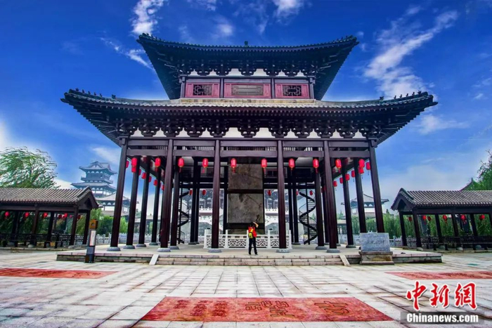 游客驻足流连于石刻博物馆。  大名县委宣传部 供图