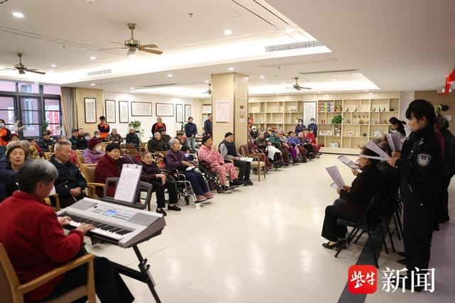 图为民警和老人一起过元宵节