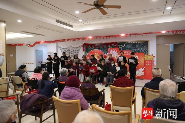 图为民警和老人一起过元宵节