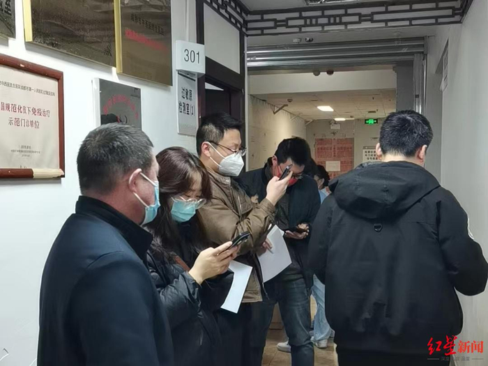 ▲过敏科科室外等候就诊的患者