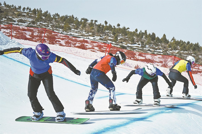 2月19日，单板滑雪青年组女子障碍追逐赛在内蒙古乌兰察布市凉城滑雪场进行。新华社记者　陈振海摄