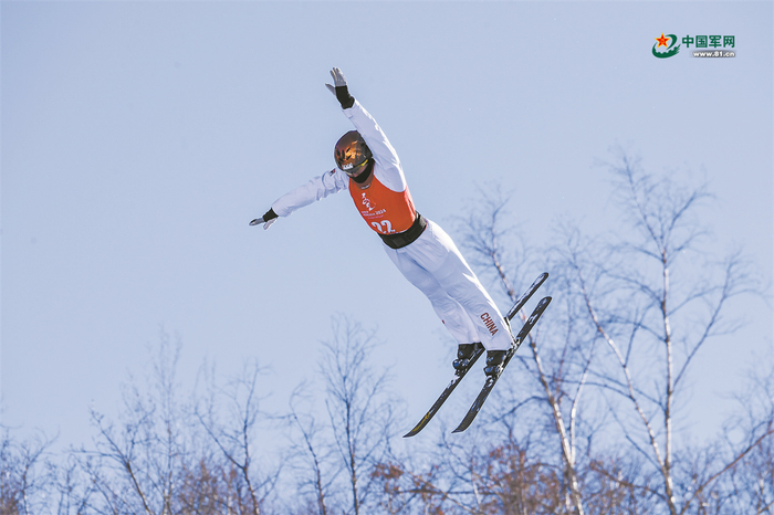 2月21日，自由式滑雪空中技巧项目比赛在扎兰屯金龙山滑雪场进行。解放军报记者 栾　铖摄