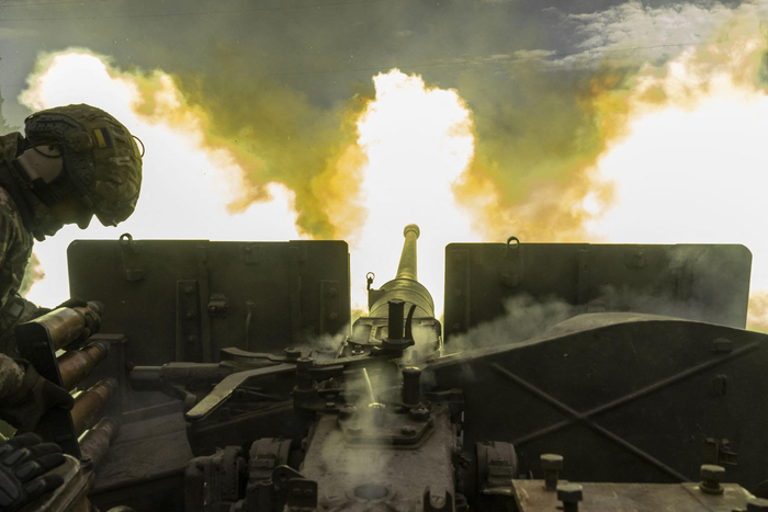 ▲当地时间2023年4月2日，乌克兰军人在前线附近发射炮弹 图据IC photo