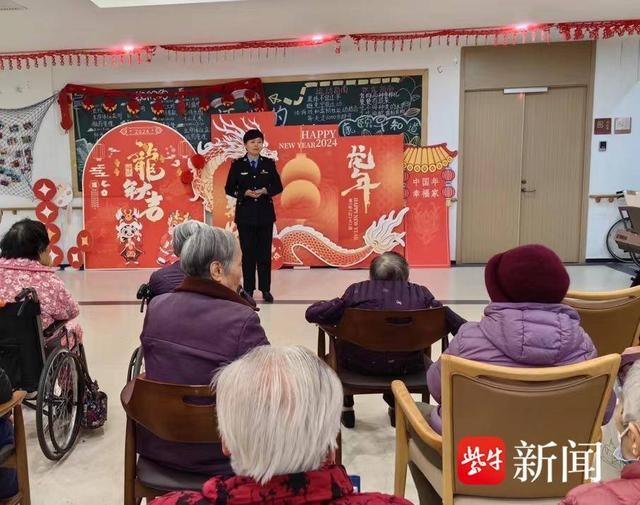 图为民警和老人一起过元宵节