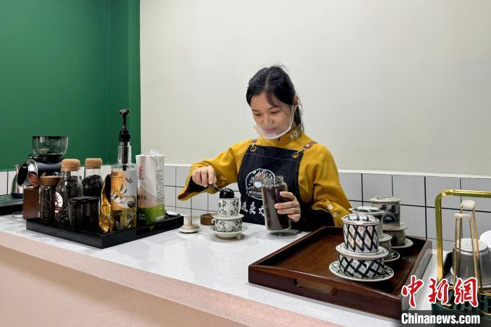 2024年1月，越南店长范式庆玲正在冲泡越南滴漏咖啡。 罗婕 摄