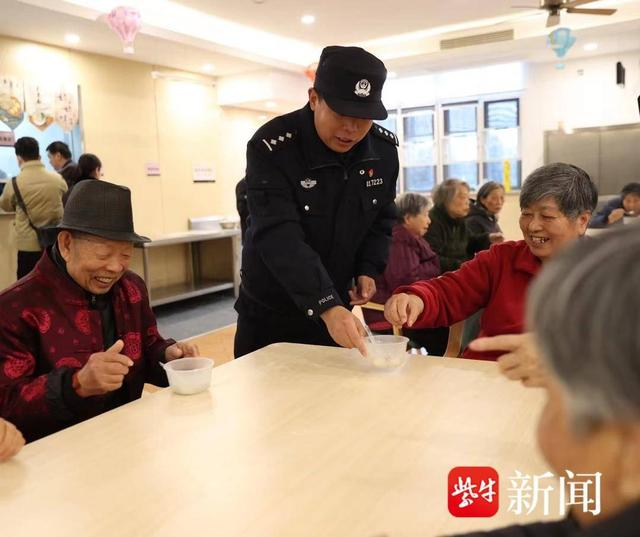 图为民警和老人一起过元宵节