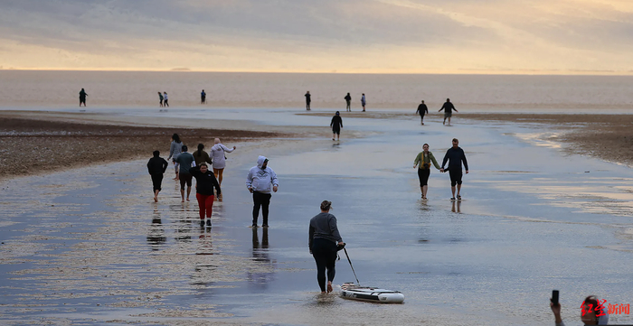 ▲众多游客纷纷前来打卡“曼利湖”