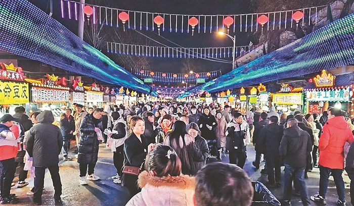     师大夜市人流如织。