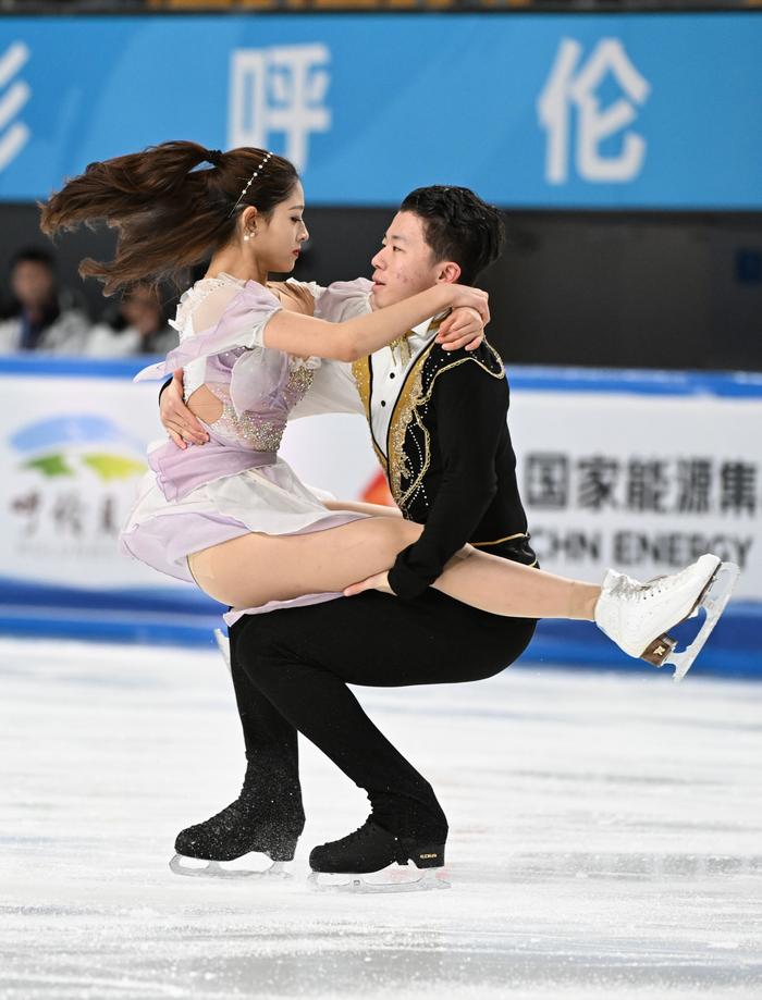 广东队选手肖紫兮/何凌昊在团体冰上舞蹈自由舞比赛中。