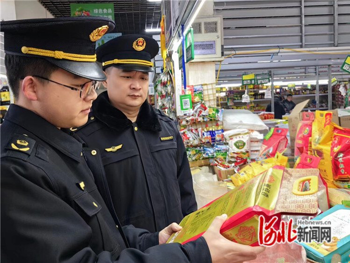 图为廊坊市安次区市场监督管理局工作人员深入消费场所开展春节期间食品安全监管行动。