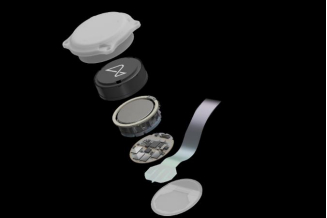 神经连接公司的脑机接口植入物。由生物相容性外壳、电池、芯片和电子设备、线程等部分组成。图片来自：Neuralink