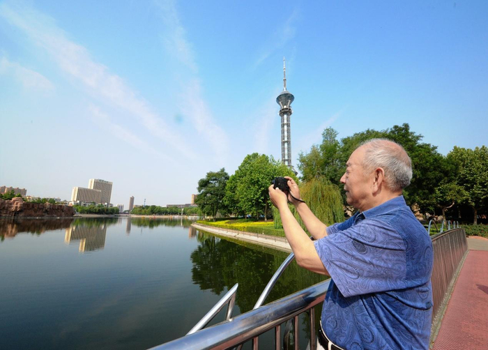 家住石家庄市石府小区的资深摄影爱好者王汝春在拍摄照片。受访者本人供图