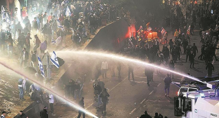 ▲2023年3月27日，以色列特拉维夫，抗议者与警察发生冲突