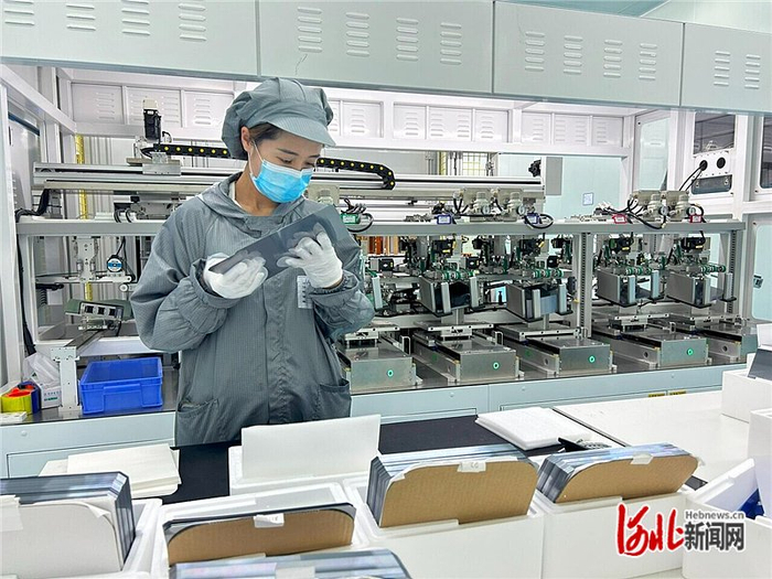 1月3日,在石家庄晶澳太阳能科技有限公司切片车间,质检员正在进行产品