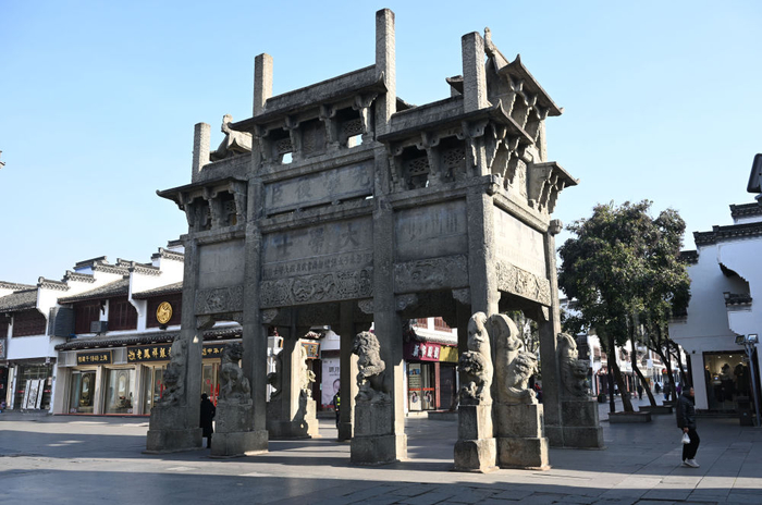 位于安徽省黄山市歙县的许国石坊. 新华社记者 周牧 摄