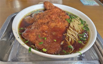 一份刚出锅的大排红油面。 新京报记者 冯雨昕 摄