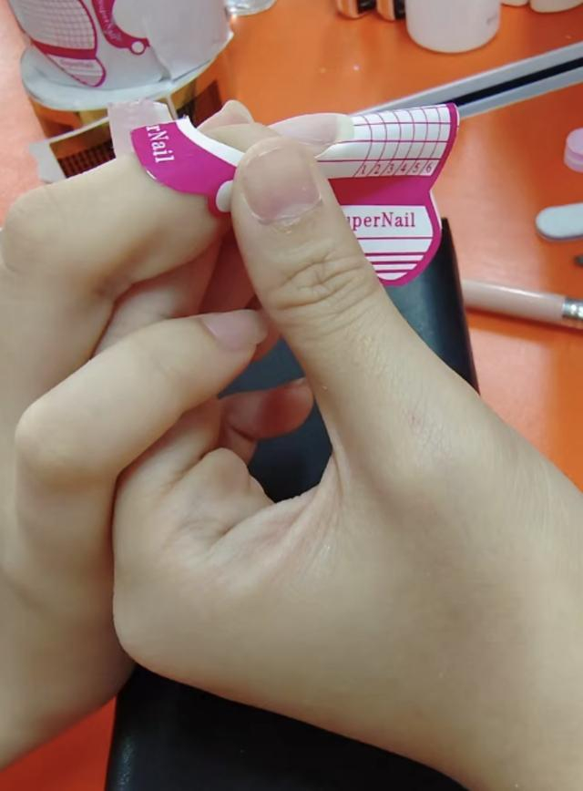 借助纸托制作延长甲｜图源：壹读