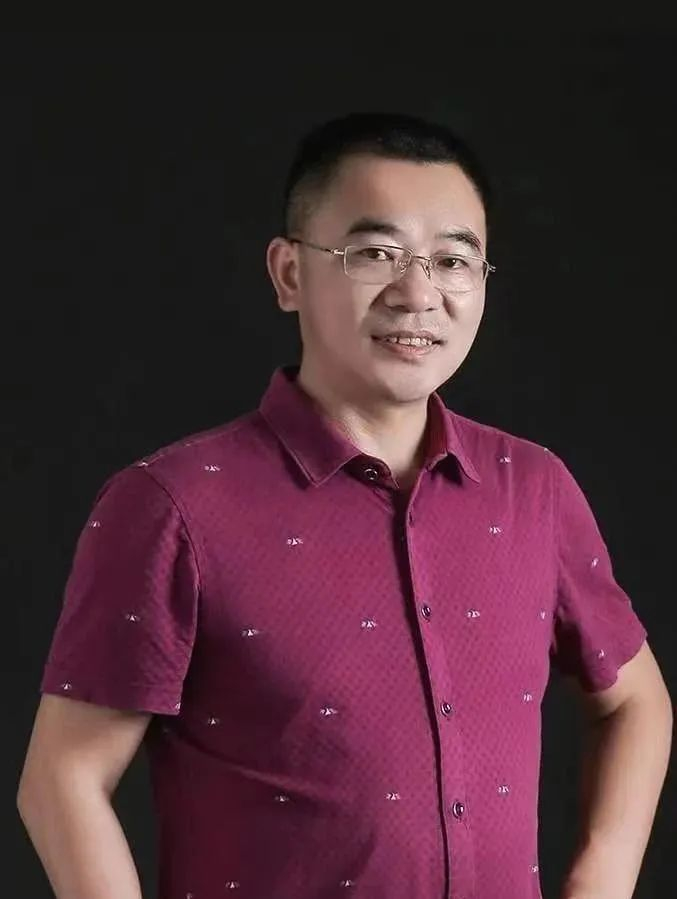 重庆市铜梁区龙人世家龙灯艺术有限公司董事长李朝国 图片来源：受访者提供