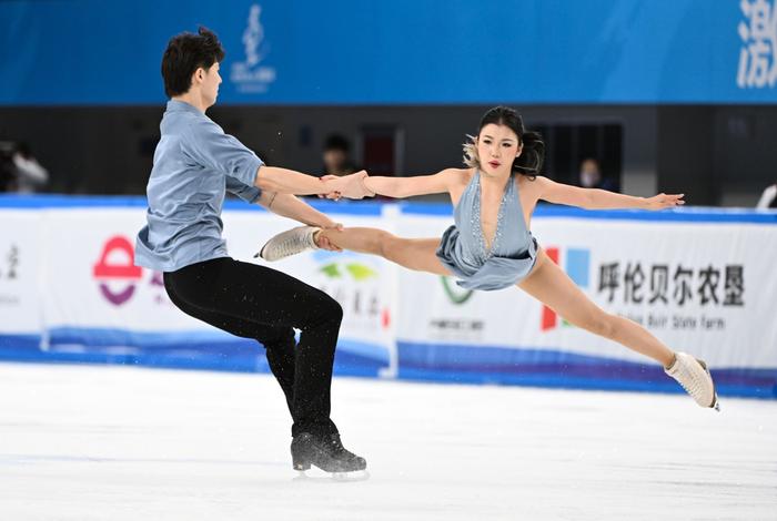 北京队选手王诗玥/柳鑫宇在公开组团体冰上舞蹈自由舞比赛中