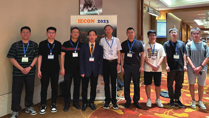 高会军（左四）2023年在新加坡参加IEEEIECON国际会议