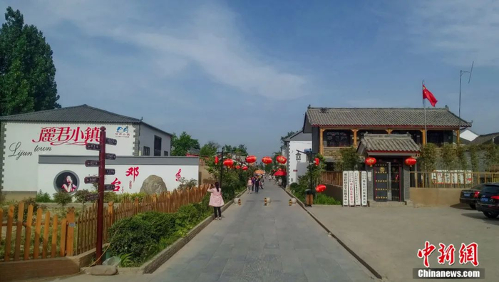 在丽君小镇，八方游客络绎不绝，纷纷拍照留影。大名县委宣传部 供图