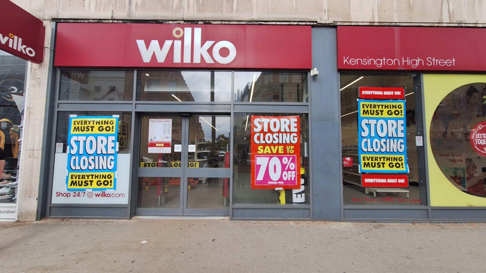 图为伦敦市区一家Wilko分店关闭前最后一天的促销宣传