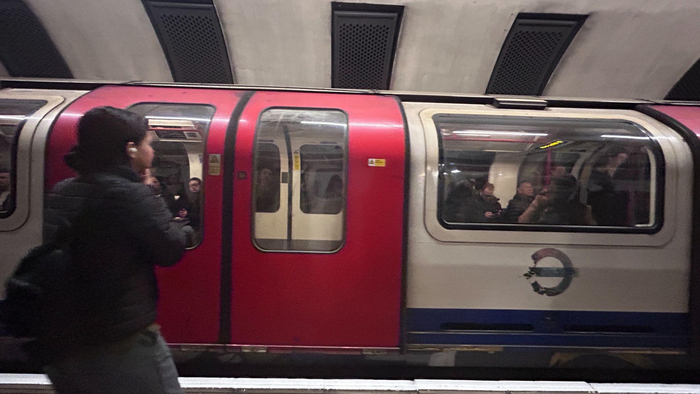 图为伦敦市区一列停靠在站台的老旧的地铁