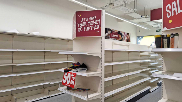 图为伦敦市区一家Wilko分店关闭前最后一天空空的货架