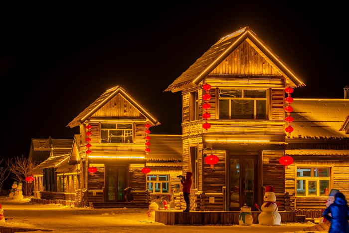 夜幕中的中国冷极村民宿（2023年12月30日摄）。新华社发