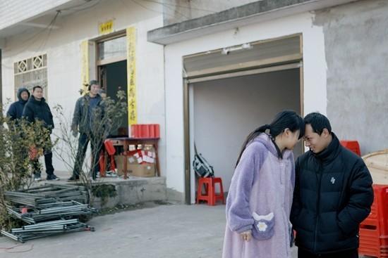 　　此刻，婚礼还未开始，蒋志祥抓拍到了新娘和哥哥额头相抵的样子，像是穿梭回童年玩耍的时光。受访者供图
