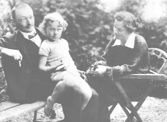 黑塞与二儿子和妻子。（图源：《黑塞画传》）