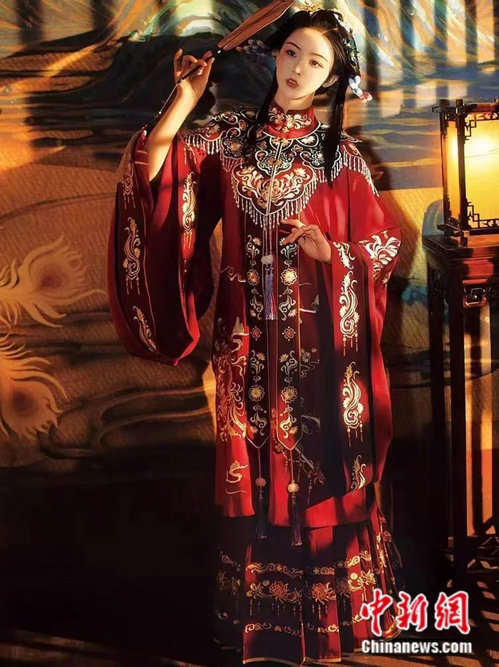 　　左图：曹县汉服。曹县县委宣传部供图