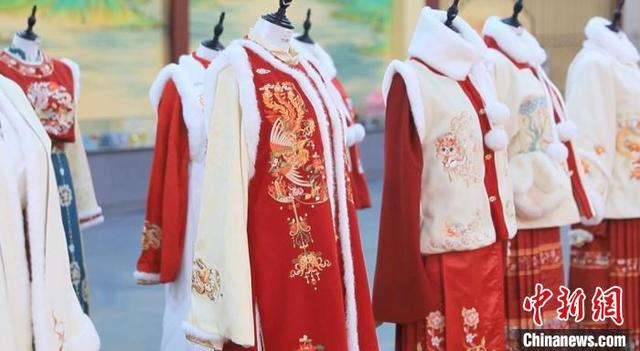 曹县马面裙拜年服。蒋贤根 摄