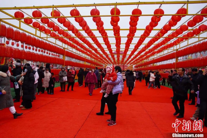 　　上图：民众在黄河大集上品尝绿豆面丸。巨野县融媒体中心供图