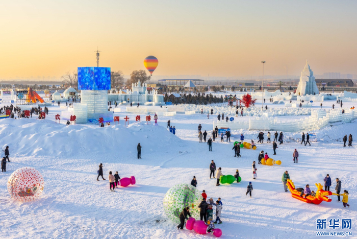 1月12日，游客在第三届呼和浩特欢乐冰雪节活动现场体验冰雪项目。新华网发（丁根厚 摄）