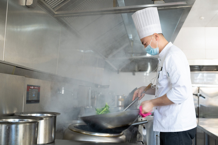 厨师正在制作菜品.