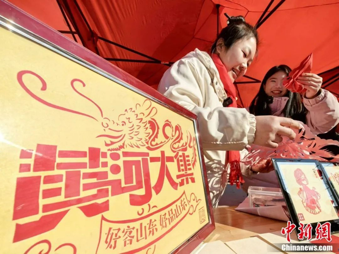 　　黄河大集上的非遗文创。牡丹区委宣传部供图