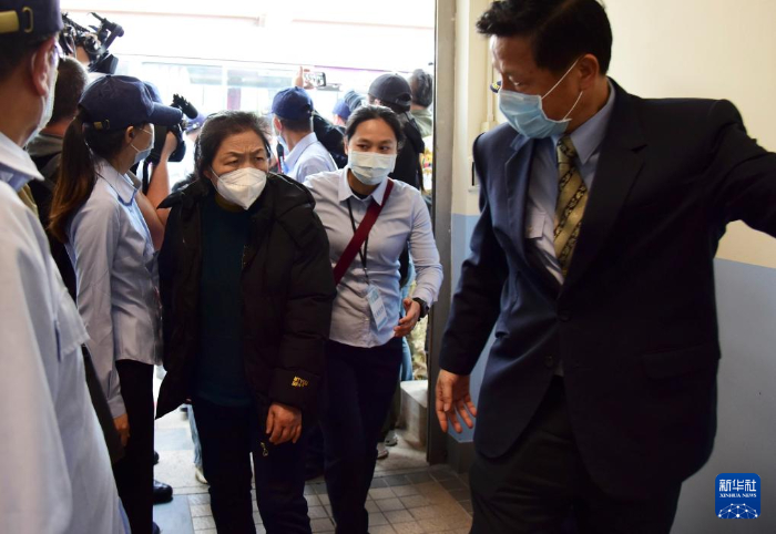  2月20日，遇难者家属来到金门县殡葬管理所。新华社记者 陈键兴 摄