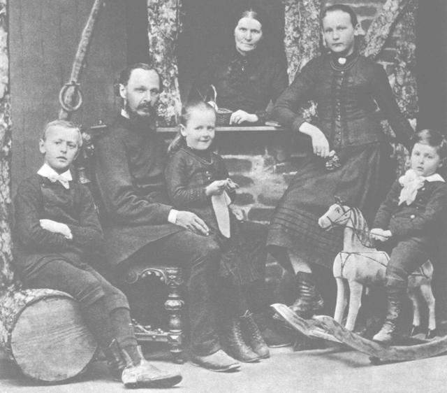 黑塞与家人合影，左一为赫尔曼·黑塞。（图源：《黑塞画传》）