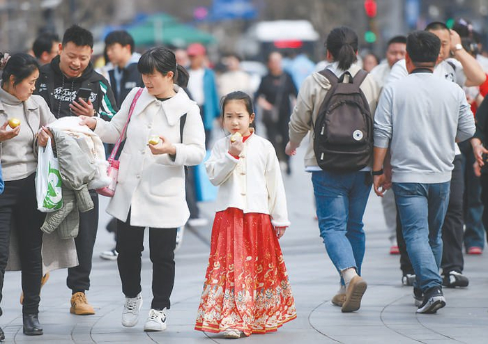 2月18日，杭州西湖，一名小朋友穿着漂亮的马面裙。 东方IC供图