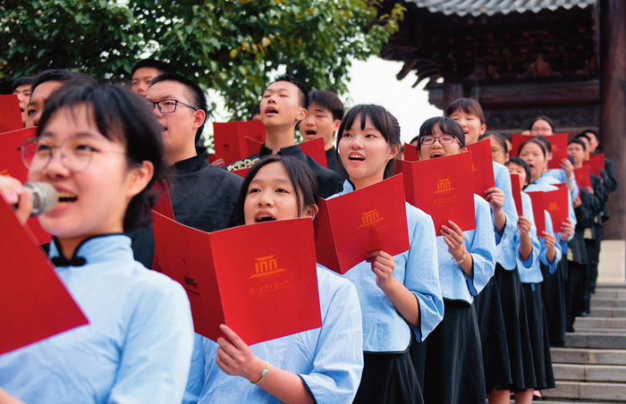 湖北省武昌实验中学学生在诵读《惟楚有材赋》，体验“沉浸式”思政课（2023年9月4日摄）杜子璇摄/本刊