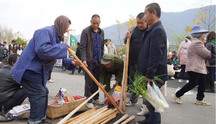 ▲赶集的人正在挑选货品