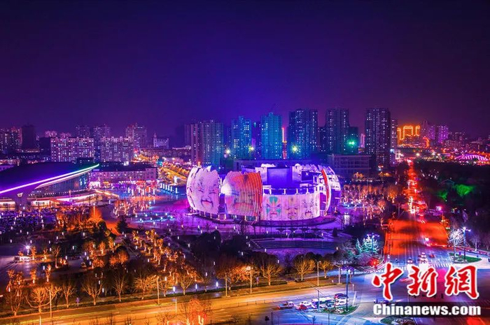 　　菏泽大剧院夜景。王艳华 摄