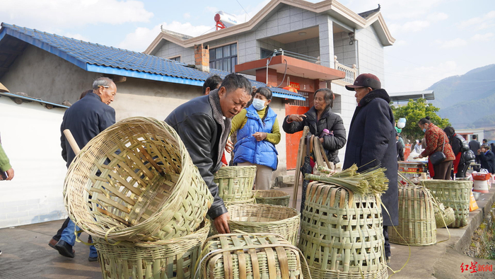 ▲等待交易的竹农具