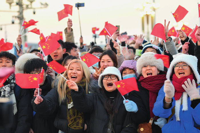 北京天安门广场举行隆重的升国旗仪式。图为观众在升旗仪式结束后欢呼（2024年1月1日摄）陈钟昊摄/本刊