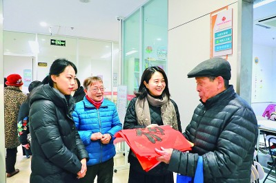 光明日报记者苏雁（中）在江苏浒墅人家社区采访。周晓彤摄/光明图片