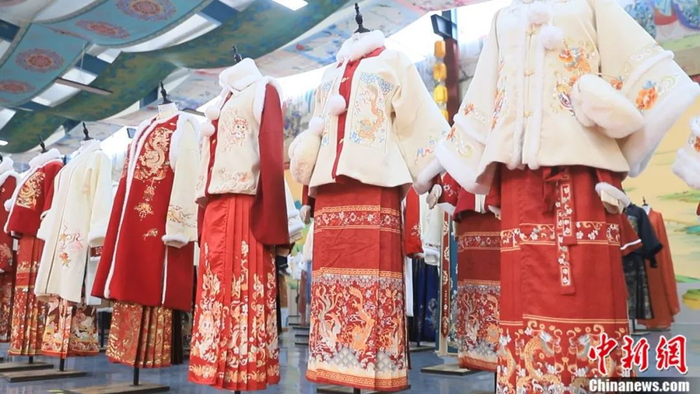 　　曹县拜年服销售火爆。曹县县委宣传部供图。