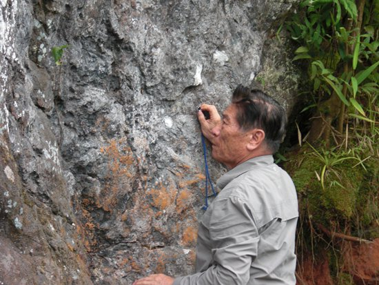 2010年，赵鹏大在老挝进行野外地质考察。受访者供图